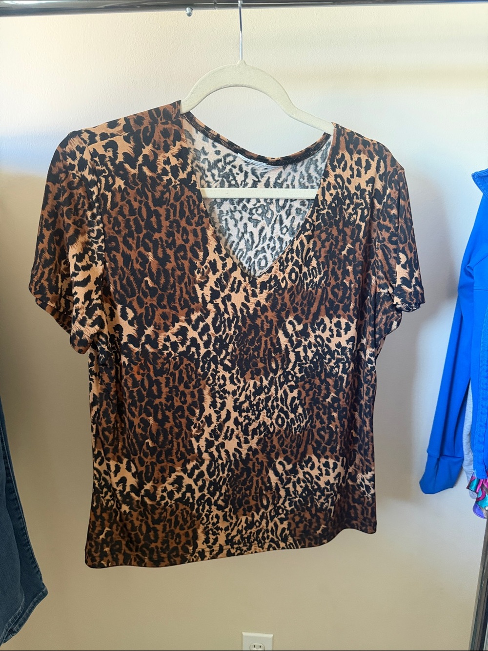 Vintage Soft Leopard Print V-Neck Women’s Top - Brown M/L
